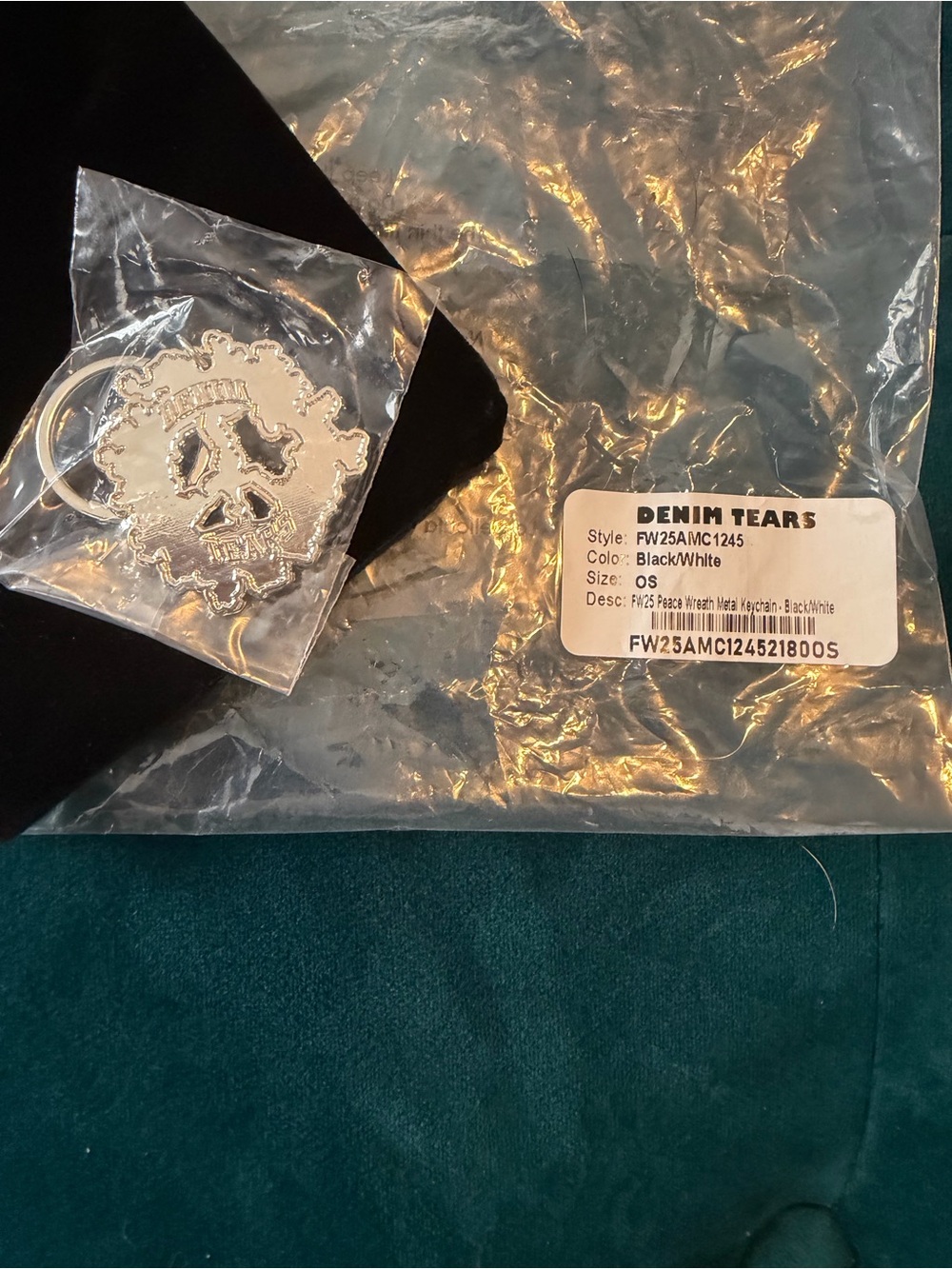 NWT! Denim Tears Peace Wreath Metal Keychain from the Fall/Winter2025collection.